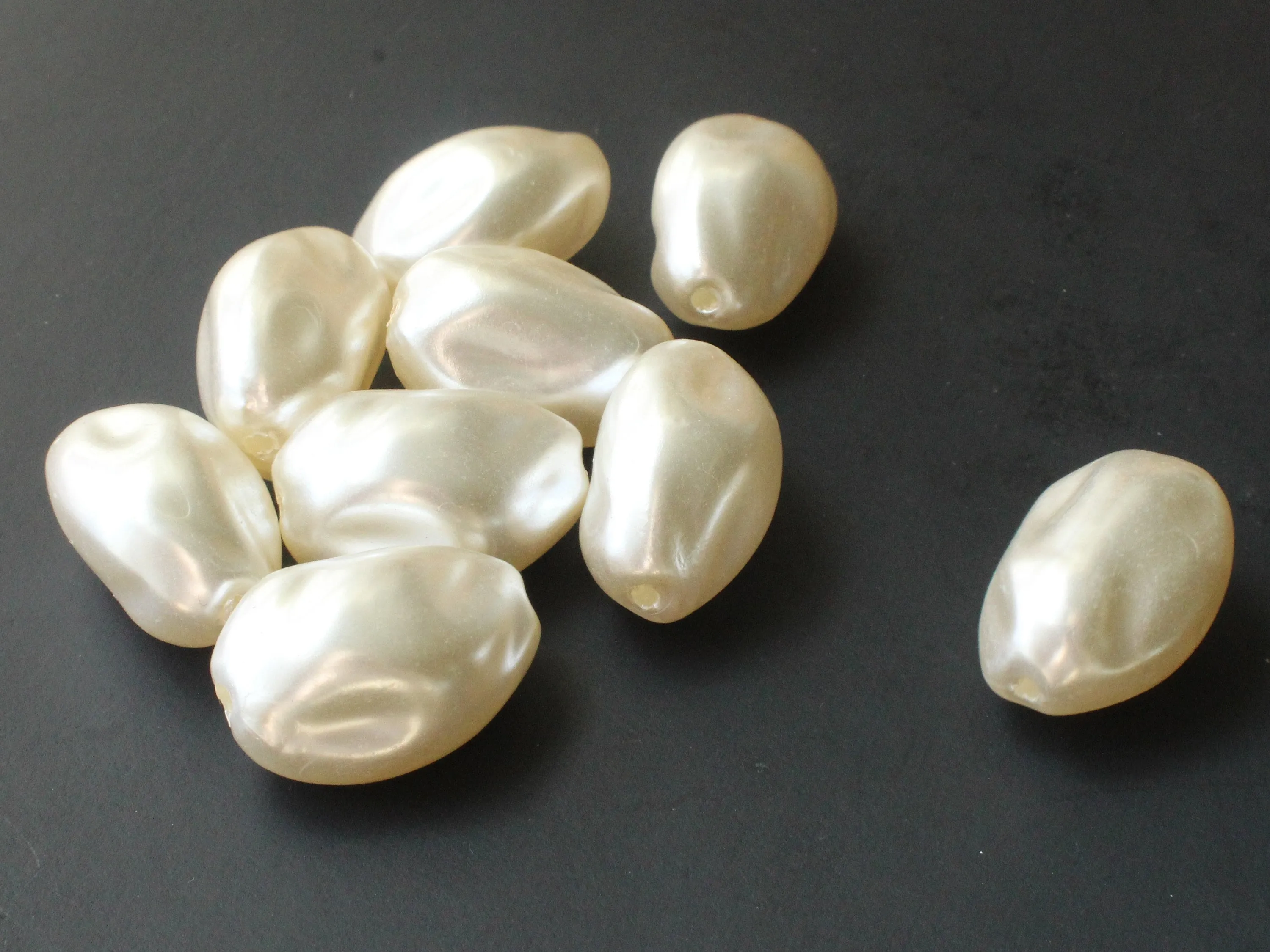 10 25mm White Baroque Oval Vintage Cultura Pearl Plastic Beads