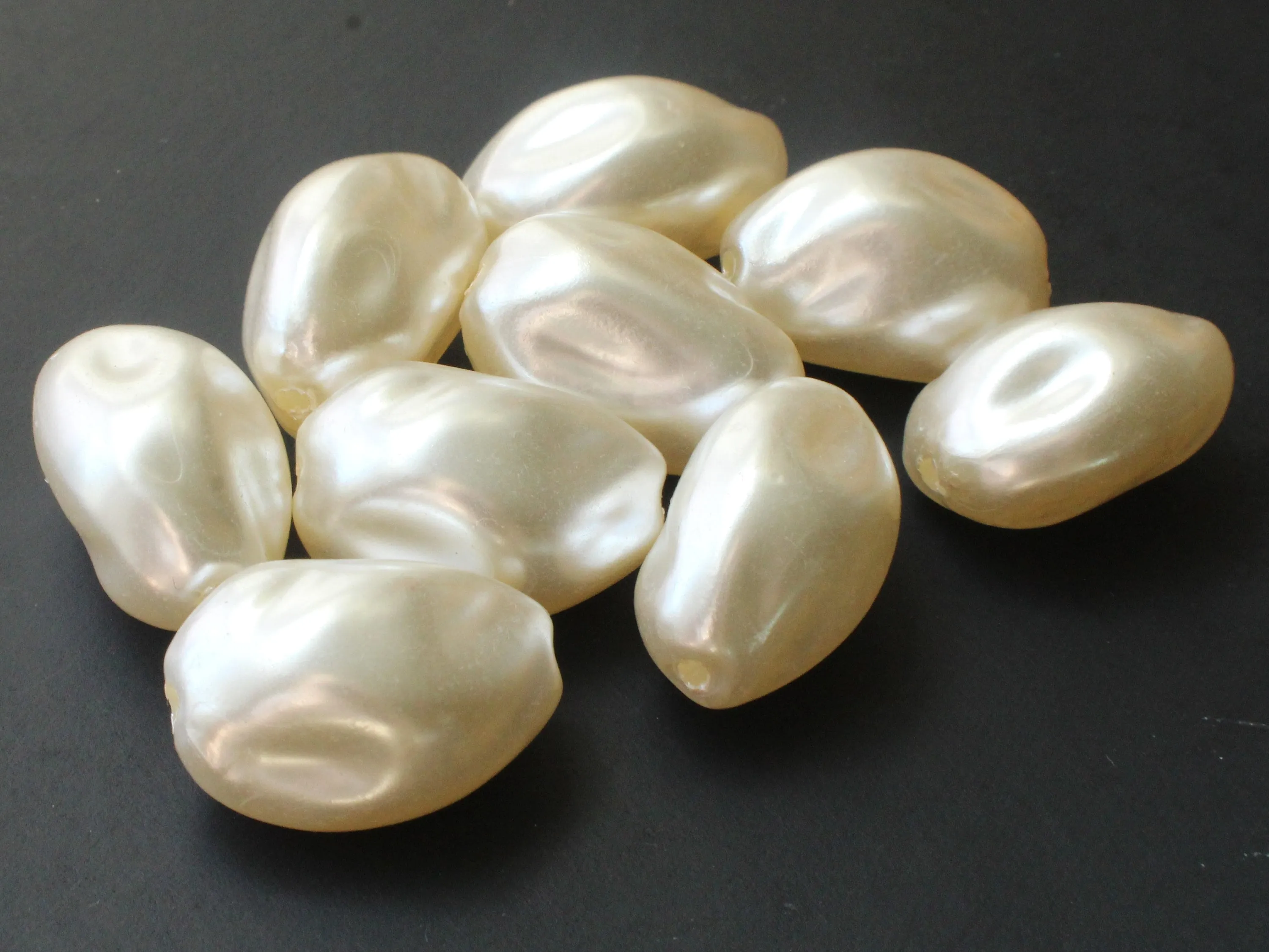 10 25mm White Baroque Oval Vintage Cultura Pearl Plastic Beads