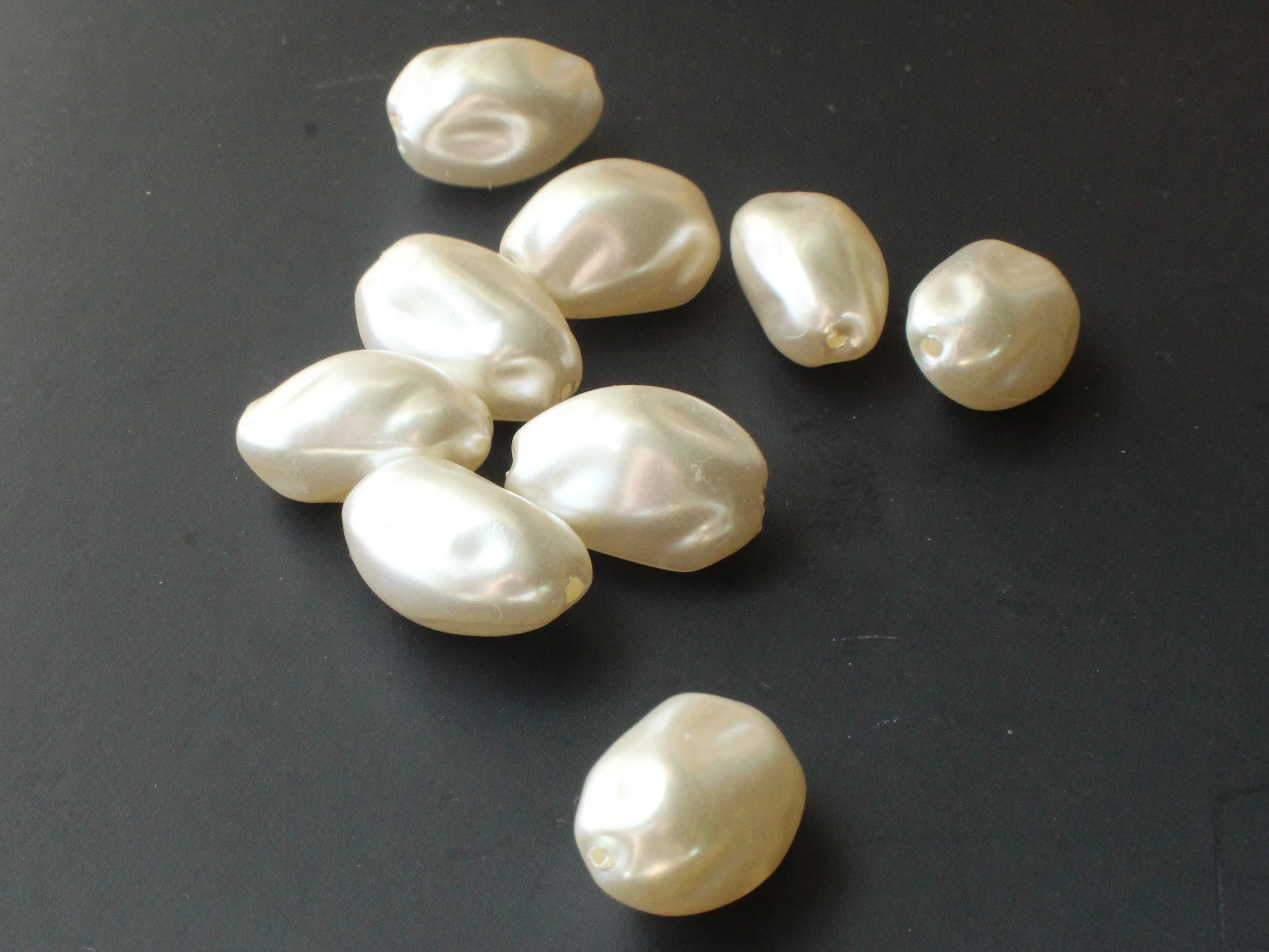 10 25mm White Baroque Oval Vintage Cultura Pearl Plastic Beads