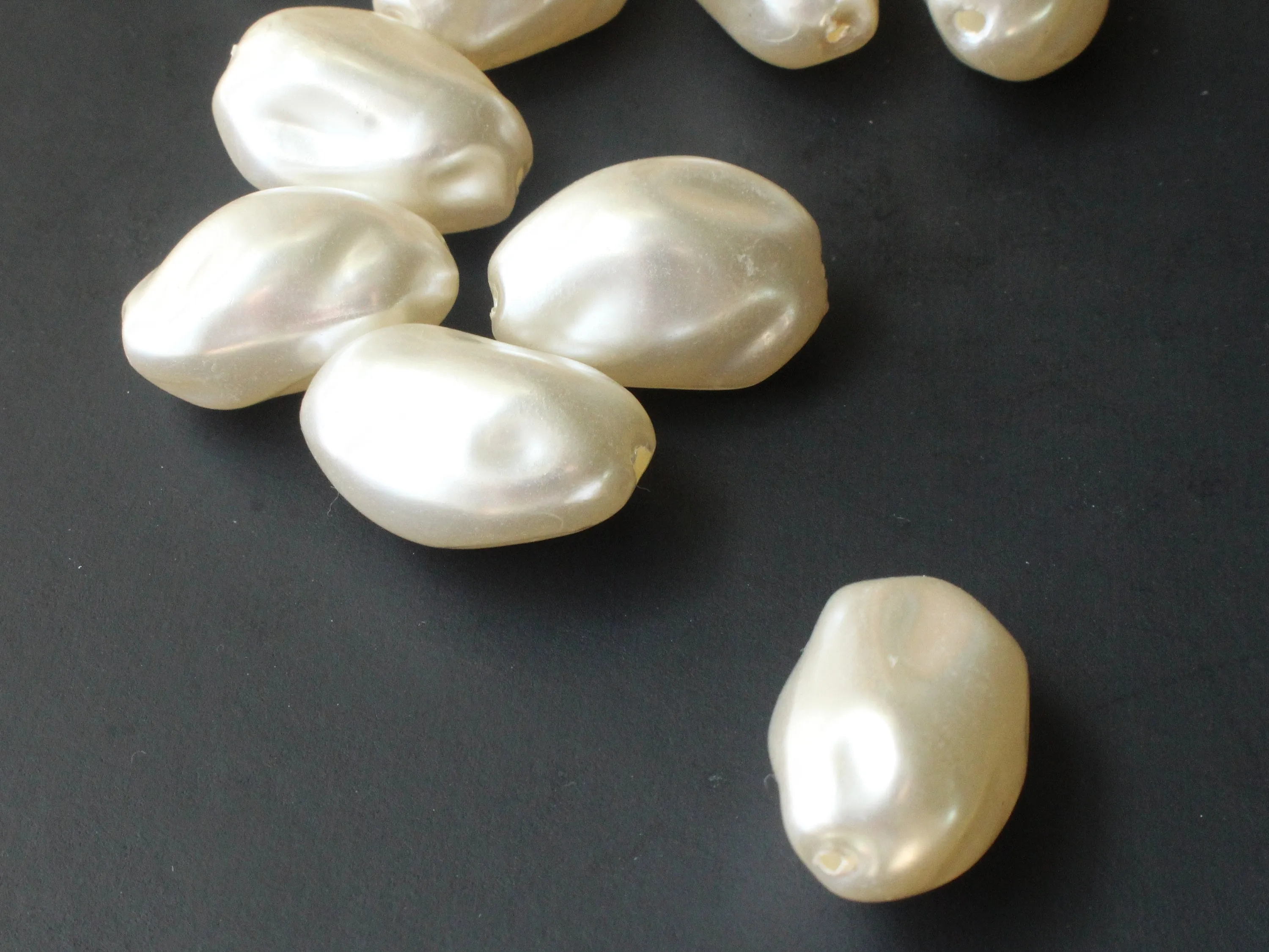 10 25mm White Baroque Oval Vintage Cultura Pearl Plastic Beads