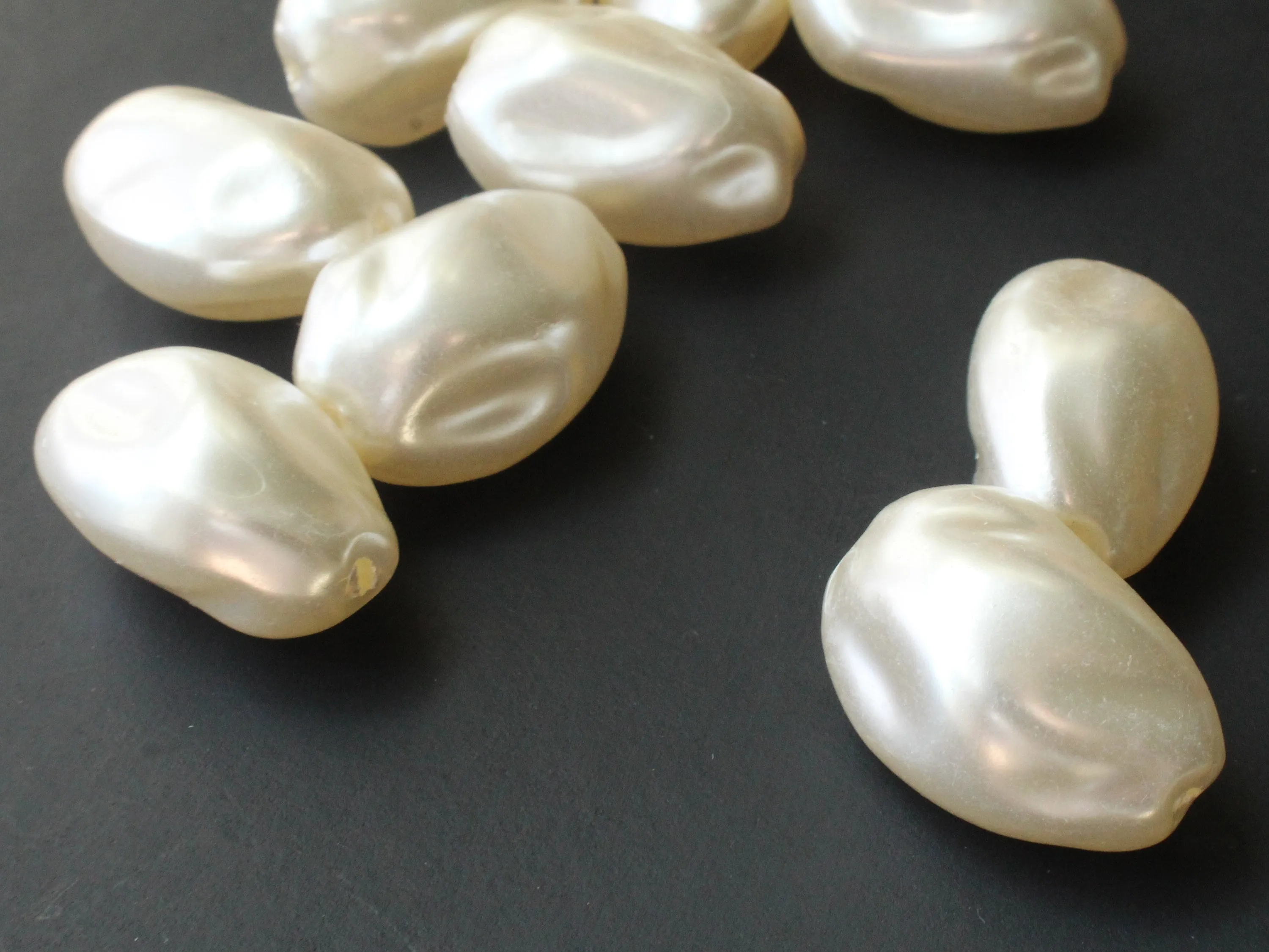 10 25mm White Baroque Oval Vintage Cultura Pearl Plastic Beads