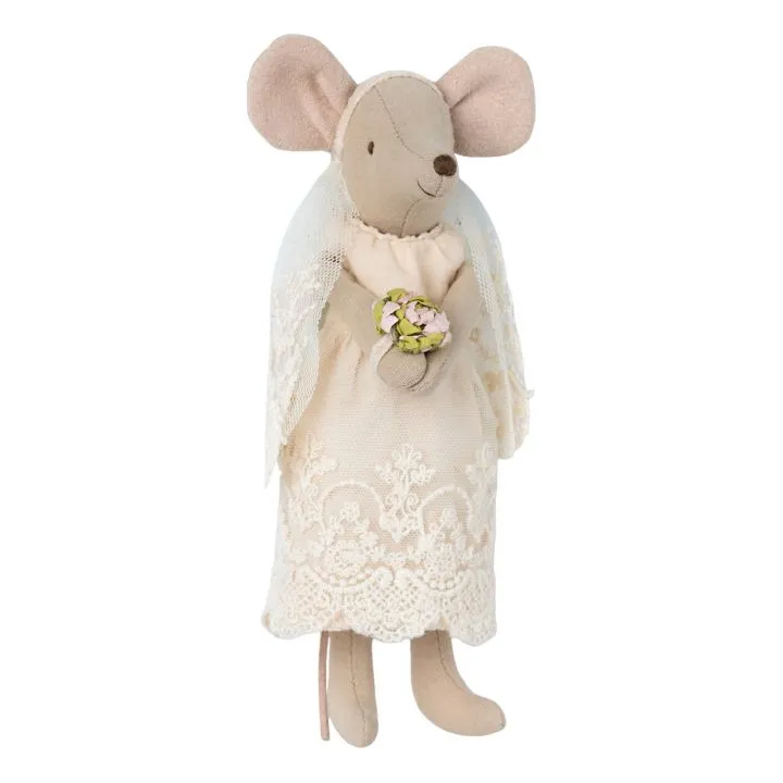 Wedding mice couple in a box